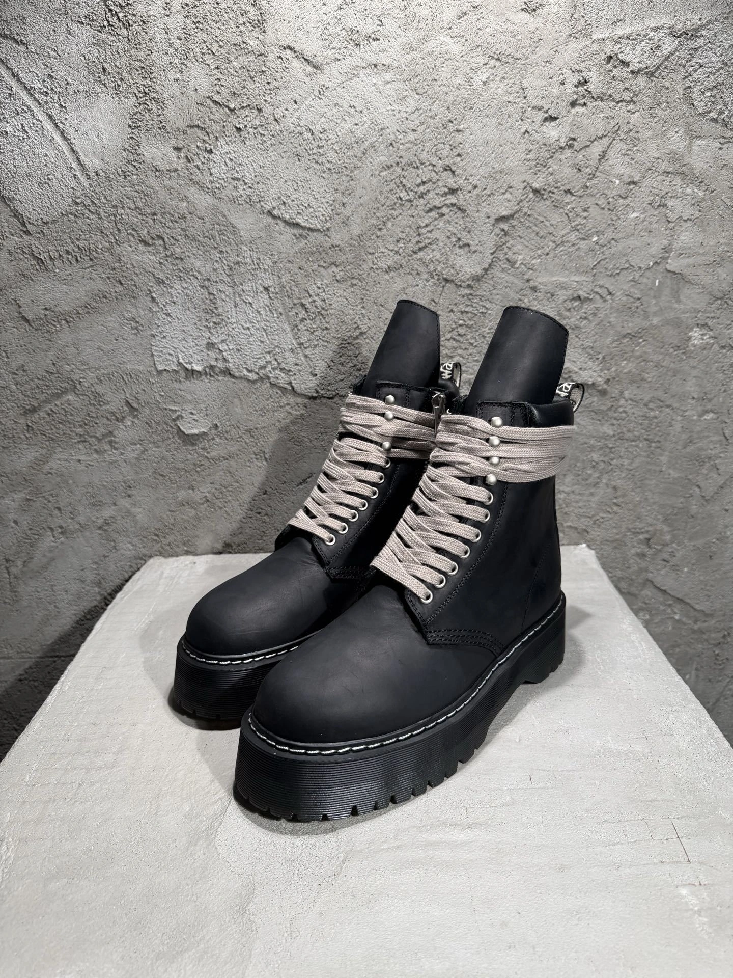 OOBB--Ow59s DM02E68139001-09  DW02E68139001-09 Ow59s x Dr.Martin Calfskin cowhide item:F-X409B0223B